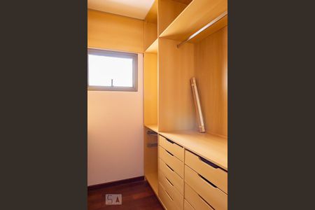 Apartamento à venda com 330m², 4 quartos e 4 vagasCloset - Suíte 1