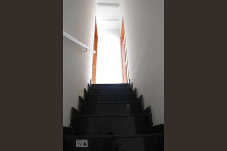 Casa de condomínio à venda com 60m², 2 quartos e sem vaga Casa de condomínio à venda com 60m², 2 quartos e sem vagaescada acesso aos dormitórios