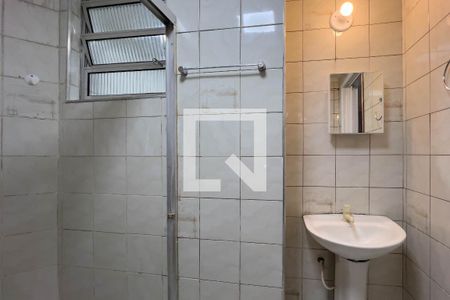 Banheiro social de kitnet/studio para alugar com 1 quarto, 45m² em Liberdade, São Paulo