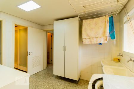 Apartamento para alugar com 245m², 3 quartos e 4 vagasÁrea de Serviço