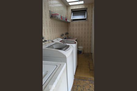 Casa à venda com 297m², 4 quartos e 6 vagas Casa à venda com 297m², 4 quartos e 6 vagaslavanderia