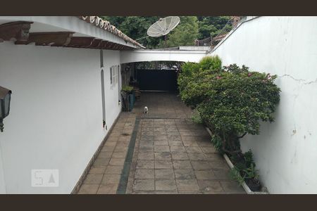 Casa à venda com 297m², 4 quartos e 6 vagas Casa à venda com 297m², 4 quartos e 6 vagasCorredor lateral - garagem