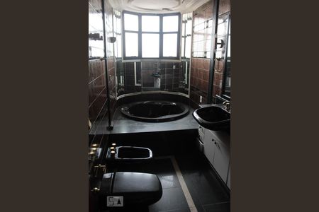 Apartamento à venda com 195m², 4 quartos e 2 vagas Apartamento à venda com 195m², 4 quartos e 2 vagasBanheiro da Suíte