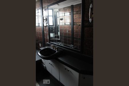 Apartamento à venda com 195m², 4 quartos e 2 vagas Apartamento à venda com 195m², 4 quartos e 2 vagasBanheiro da Suíte