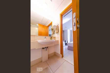 Banheiro de kitnet/studio para alugar com 1 quarto, 25m² em Cidade Jardim, Belo Horizonte