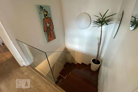 Apartamento à venda com 186m², 3 quartos e 3 vagas Apartamento à venda com 186m², 3 quartos e 3 vagasEscada