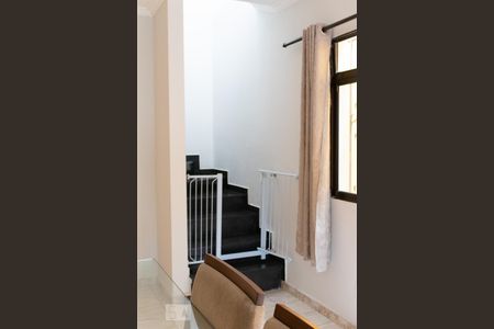 Casa à venda com 240m², 3 quartos e 2 vagasEscada