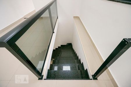 Casa à venda com 300m², 3 quartos e 7 vagasEscada quarto suíte 02