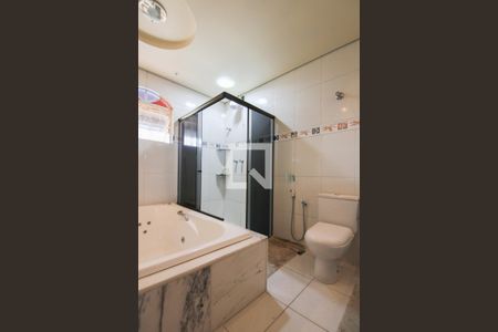 Casa à venda com 750m², 6 quartos e 6 vagasBanheiro da Suíte 1