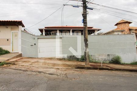Casa à venda com 750m², 6 quartos e 6 vagasFachada