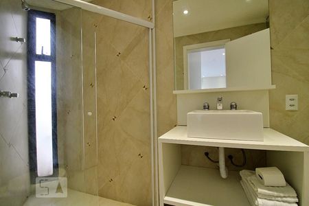 Banheiro de kitnet/studio à venda com 1 quarto, 40m² em Paraíso do Morumbi, São Paulo