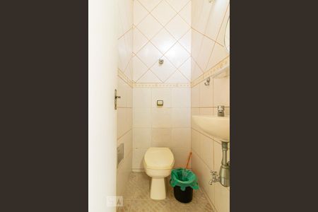 Casa à venda com 130m², 4 quartos e 2 vagas Casa à venda com 130m², 4 quartos e 2 vagasBanheiro de Serviço