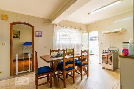 Casa à venda com 130m², 4 quartos e 2 vagas Casa à venda com 130m², 4 quartos e 2 vagasCozinha