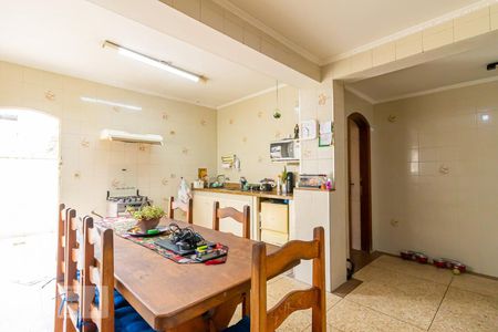 Casa à venda com 130m², 4 quartos e 2 vagas Casa à venda com 130m², 4 quartos e 2 vagasCozinha