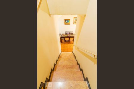 Casa à venda com 130m², 4 quartos e 2 vagas Casa à venda com 130m², 4 quartos e 2 vagasEscada para sala