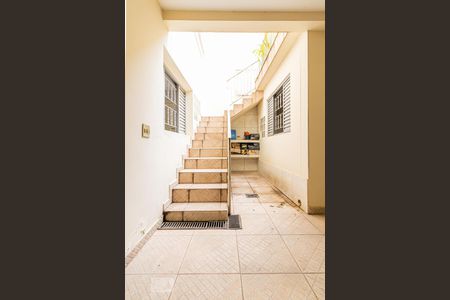 Casa à venda com 130m², 4 quartos e 2 vagas Casa à venda com 130m², 4 quartos e 2 vagasEscada
