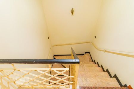 Casa à venda com 130m², 4 quartos e 2 vagas Casa à venda com 130m², 4 quartos e 2 vagasEscada para sala