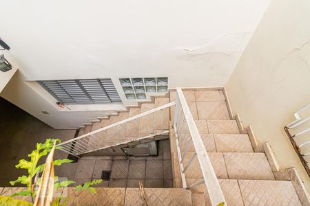 Casa à venda com 130m², 4 quartos e 2 vagas Casa à venda com 130m², 4 quartos e 2 vagasEscada