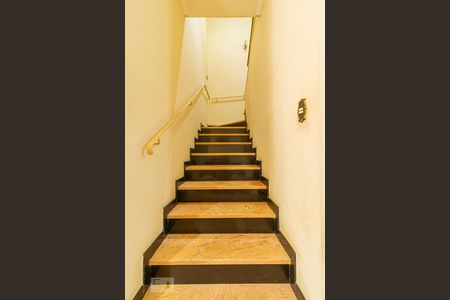 Casa à venda com 130m², 4 quartos e 2 vagas Casa à venda com 130m², 4 quartos e 2 vagasEscada para os Quartos