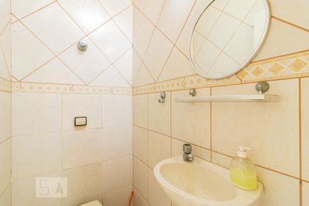 Casa à venda com 130m², 4 quartos e 2 vagas Casa à venda com 130m², 4 quartos e 2 vagasBanheiro de Serviço