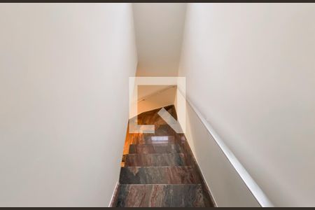 Casa à venda com 300m², 3 quartos e 2 vagasEscada