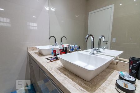 Casa à venda com 220m², 3 quartos e 7 vagasBanheiro quarto 3 suíte - pias