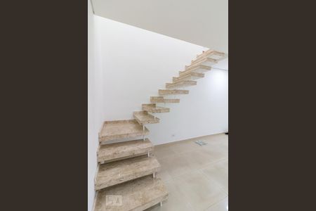 Escadas de casa para alugar com 3 quartos, 220m² em Jardim Munhoz, Guarulhos