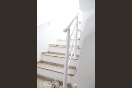 Casa de condomínio à venda com 150m², 3 quartos e 2 vagas Casa de condomínio à venda com 150m², 3 quartos e 2 vagasEscada