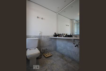 Apartamento à venda com 223m², 4 quartos e 4 vagasBanheiro da Suíte 3