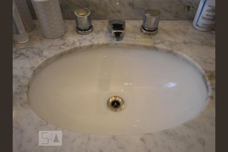 Apartamento à venda com 223m², 4 quartos e 4 vagasBanheiro da Suíte 1