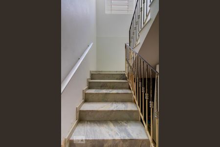 Casa à venda com 228m², 3 quartos e 2 vagasEscada