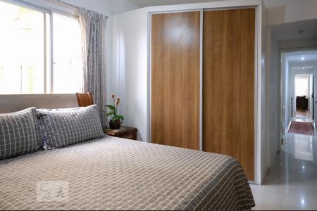 Apartamento à venda com 130m², 3 quartos e 2 vagas Apartamento à venda com 130m², 3 quartos e 2 vagasSuíte