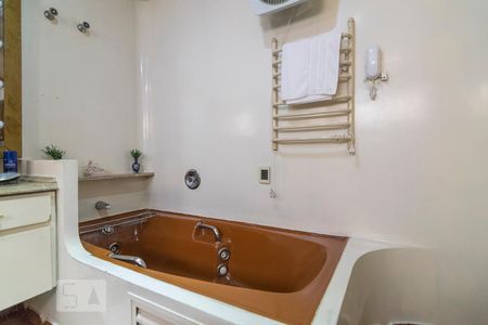 Apartamento à venda com 360m², 4 quartos e 4 vagasBanheira da Suíte 1