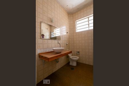 Casa à venda com 584m², 5 quartos e 3 vagas Casa à venda com 584m², 5 quartos e 3 vagasCasa 1 - Banheiro