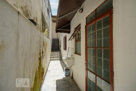 Casa para alugar com 225m², 4 quartos e 2 vagas Casa para alugar com 225m², 4 quartos e 2 vagasCorredor lateral