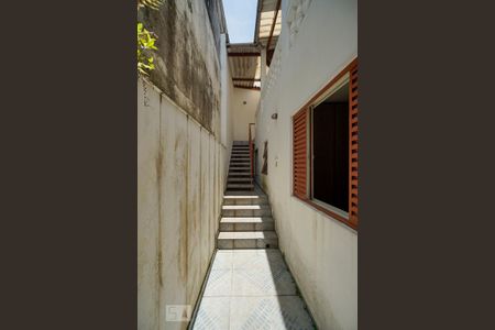 Casa para alugar com 225m², 4 quartos e 2 vagas Casa para alugar com 225m², 4 quartos e 2 vagasCorredor lateral