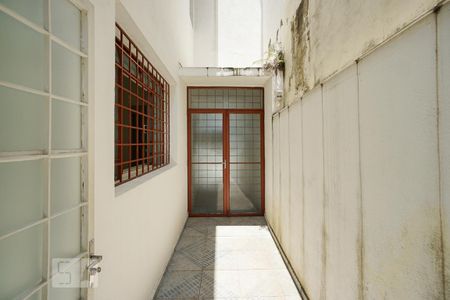 Casa para alugar com 225m², 4 quartos e 2 vagas Casa para alugar com 225m², 4 quartos e 2 vagasCorredor lateral