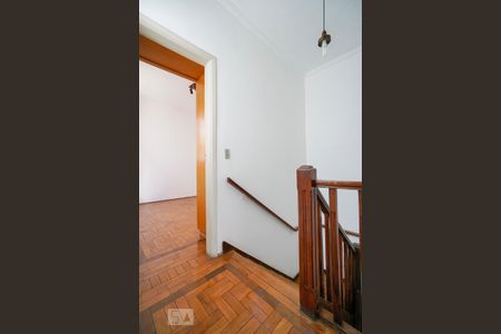 Casa para alugar com 225m², 4 quartos e 2 vagas Casa para alugar com 225m², 4 quartos e 2 vagasHall escada