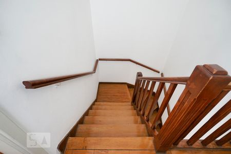 Casa para alugar com 225m², 4 quartos e 2 vagas Casa para alugar com 225m², 4 quartos e 2 vagasEscada