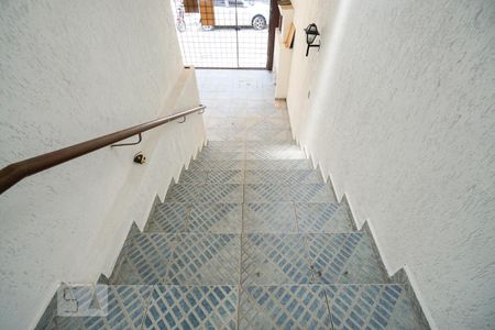 Casa para alugar com 225m², 4 quartos e 2 vagas Casa para alugar com 225m², 4 quartos e 2 vagasEscada de entrada