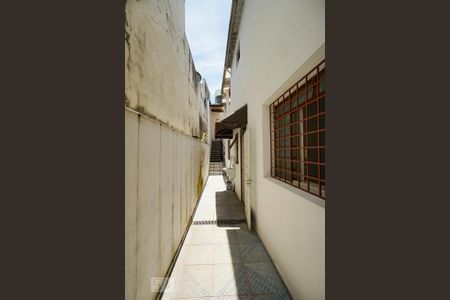 Casa para alugar com 225m², 4 quartos e 2 vagas Casa para alugar com 225m², 4 quartos e 2 vagasCorredor lateral