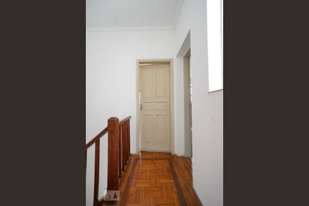 Casa para alugar com 225m², 4 quartos e 2 vagas Casa para alugar com 225m², 4 quartos e 2 vagasHall escada