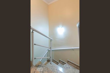 Casa de condomínio à venda com 131m², 3 quartos e 2 vagasEscada Acesso Quartos