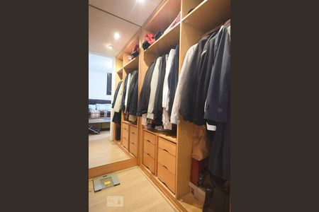 Apartamento à venda com 142m², 4 quartos e 4 vagasArmário da Suíte 2