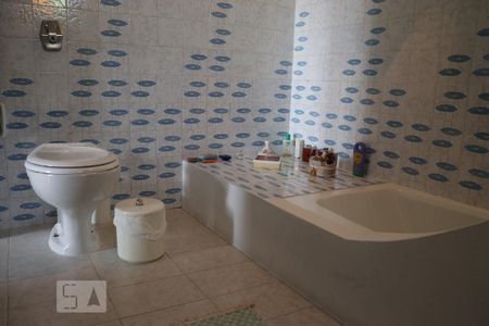 Casa à venda com 420m², 3 quartos e 6 vagasBanheiro da Suíte 2