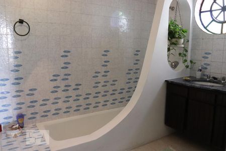 Casa à venda com 420m², 3 quartos e 6 vagasBanheiro da Suíte 2