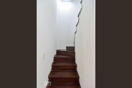 Escadas de casa para alugar com 3 quartos, 145m² em Vila Paulista, São Paulo