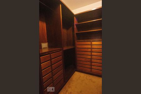 Apartamento à venda com 240m², 4 quartos e 3 vagasCloset