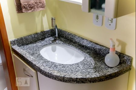 Casa de condomínio à venda com 77m², 2 quartos e 2 vagasBanheiro