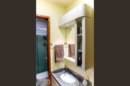 Casa de condomínio à venda com 77m², 2 quartos e 2 vagasBanheiro